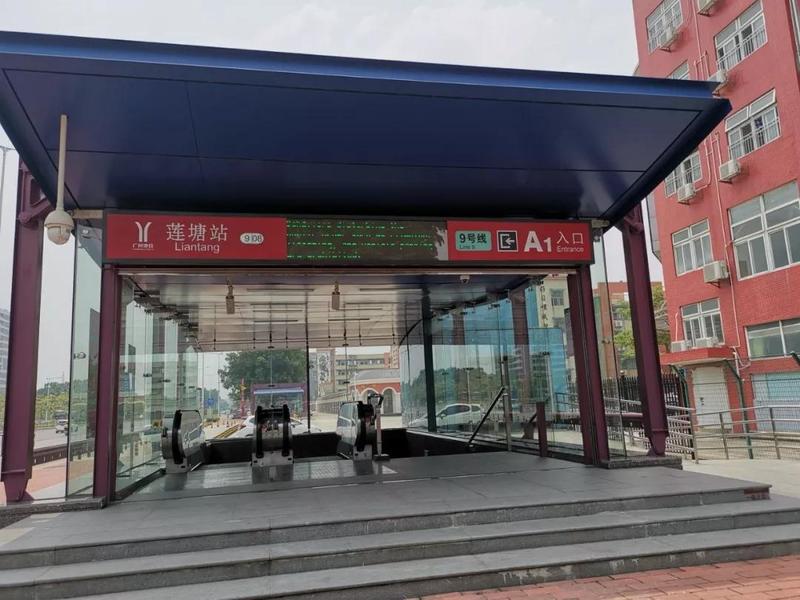 地块最近的地铁站是莲塘站,直线距离约1.2公里,步行15分钟左右.