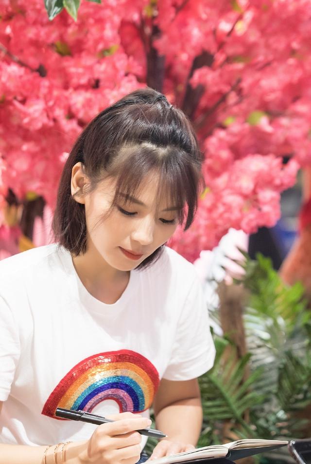 穿紧身亮片裙勾勒出窈窕身材,剪刘海后更温柔了