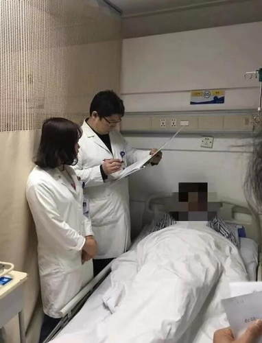 女生肚子痛:15岁女孩经常喊肚子痛 查明真相后妈妈大哭(图)