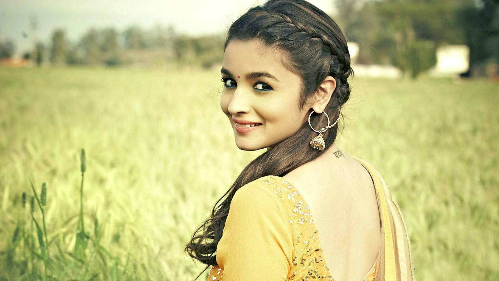 90后性感女神19岁首次演女主就走红如今26岁很美却还是单身