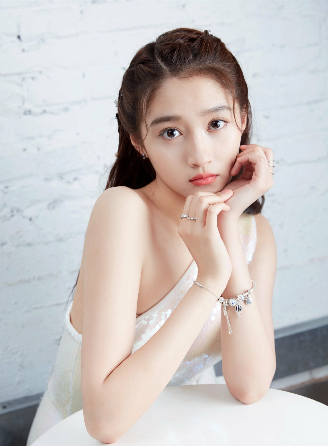 关晓彤气质麻花辫太俏皮搭配粉色上衣很洋气可爱甜美实力爆棚