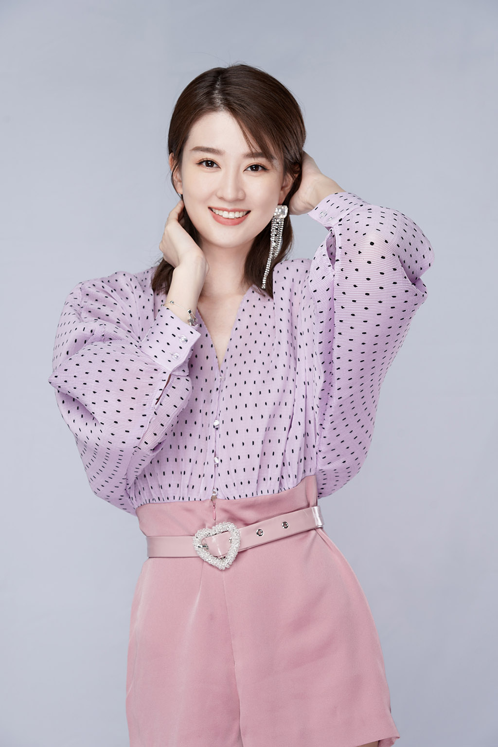 乔欣穿波点衫秀美腿一身精致少女装扮有着初恋般的甜美