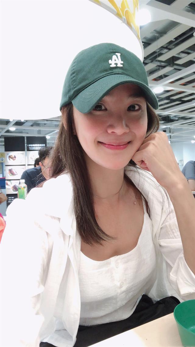 41岁洪小铃盛装亮相,淡出演艺界更加出彩迷人,气质丝毫不减当年