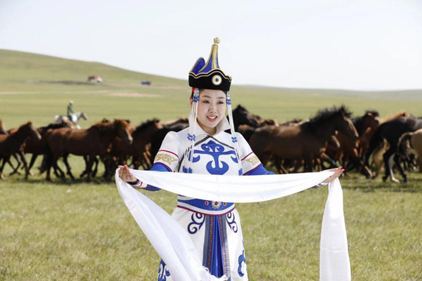 美女歌手肖洋草原风照片曝光 洁白哈达随风飘扬