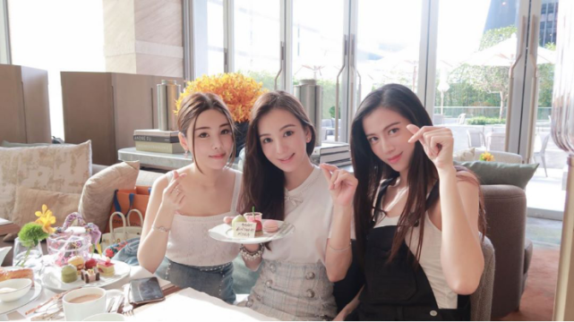 方媛与网红姐妹聚餐最显高级右边美女五官标致超像郭富城