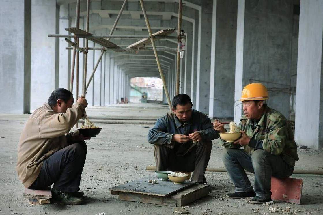 这几年,外出打工的农民工间又有一种怪现象,他们却习以为常!