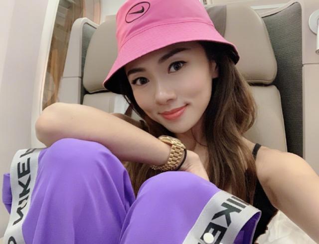 郑恺前女友晒自拍照笑容满面心情佳身着运动装清纯甜美太撩人