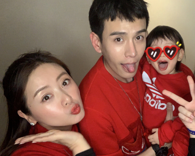 经超抱女儿手舞足蹈看表演,妻子小李琳站一旁撑伞被吐槽像保姆!