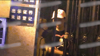 郭麒麟生母胡中惠终于露面,和儿子亲密逛街,身家过亿住高档小区