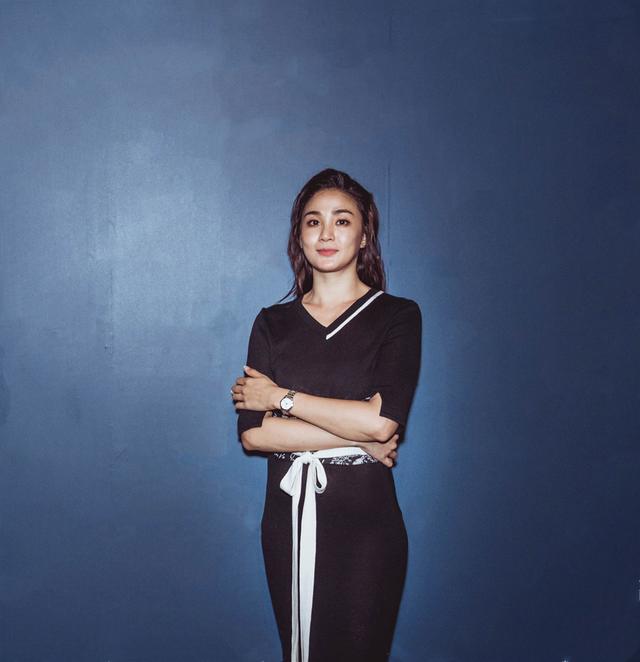 41岁洪小铃盛装亮相,淡出演艺界更加出彩迷人,气质丝毫不减当年