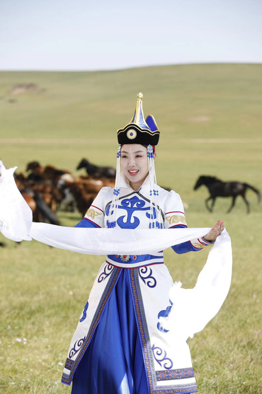 美女歌手肖洋草原风照片曝光 洁白哈达随风飘扬