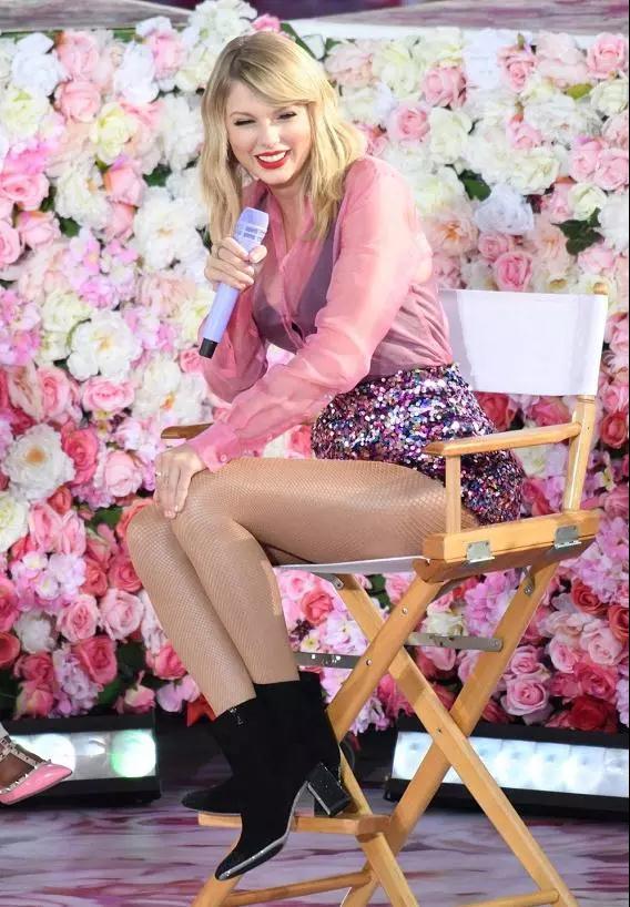 泰勒斯威夫特穿超高筒靴180身高尽显腿长炫彩西装真的太美了