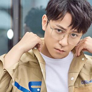 秦俊杰见面会戴金丝眼镜,身穿卡其色拼接工装夹克,斯文又绅士|长裤_新浪新闻