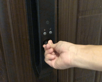 指紋識別也要淘汰?3D人臉識別智能門鎖R5來了_新浪眾測