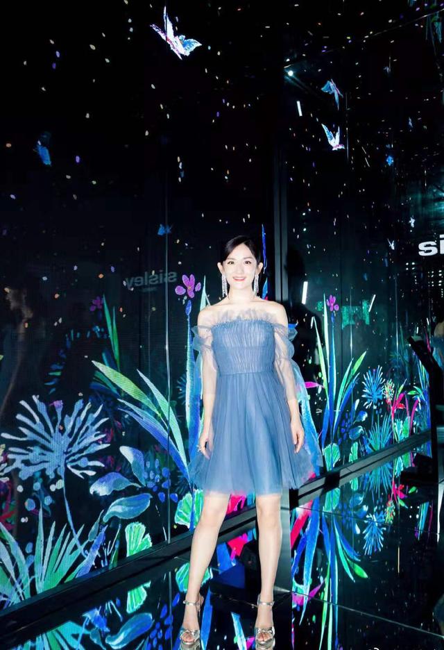 38岁谢娜高调亮相,穿一字肩蓝色连衣裙温柔气质,减龄效果似20岁