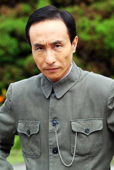 62岁巩汉林近照黑瘦一圈,问及今年上春晚他只说了三个字