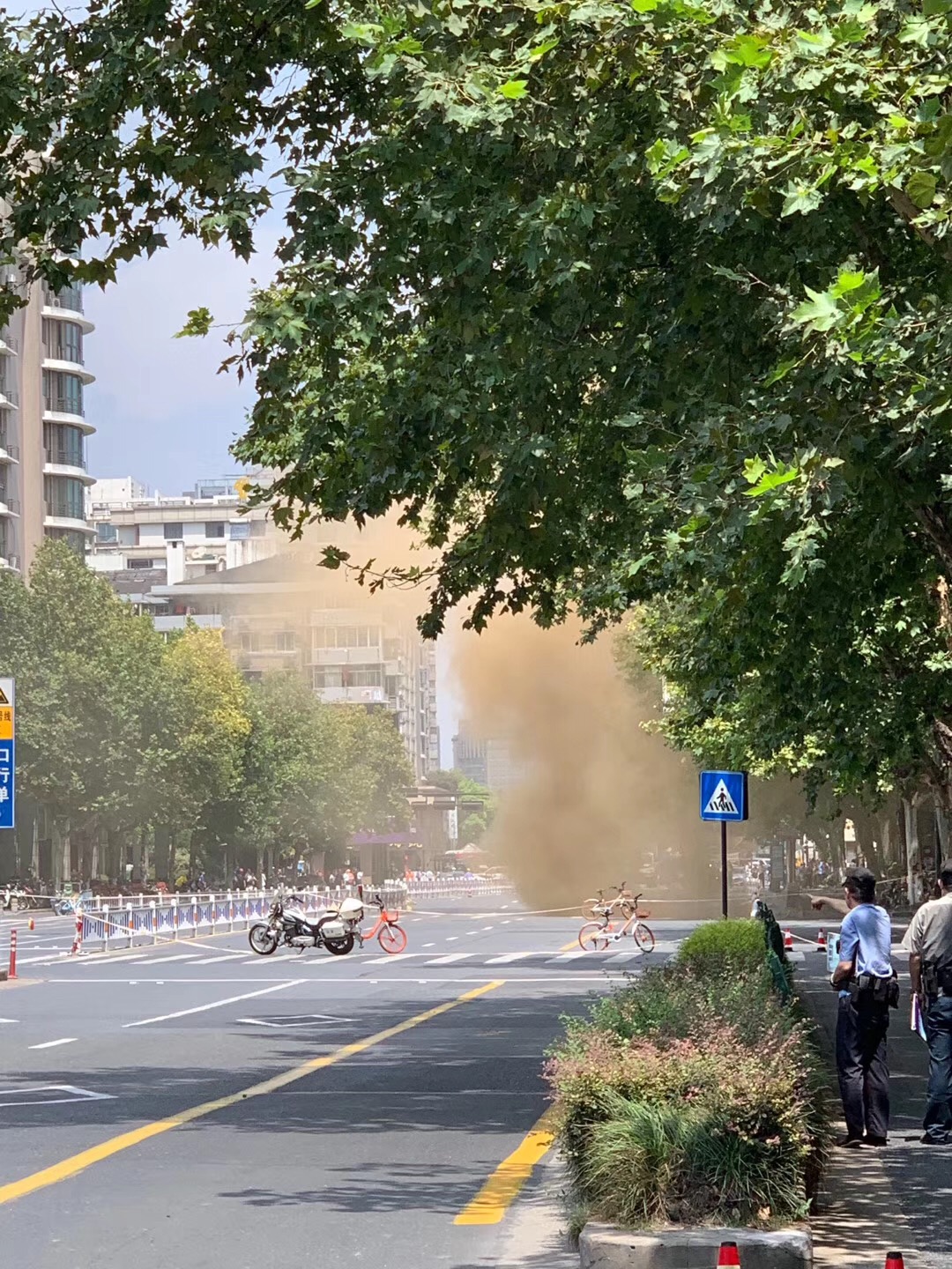 杭州一路面塌陷冒出黄烟 天然气公司人员已到场