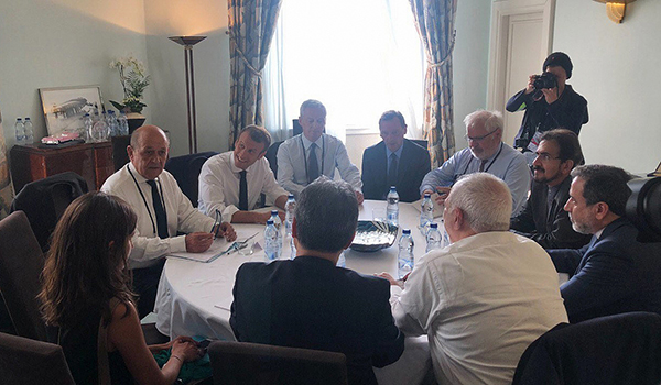 当地时间2019年8月25日，法国比亚里茨，扎里夫飞抵比里亚茨与东道主法国总统马克龙相见，并会见英国和德国的官员。视觉中国 图