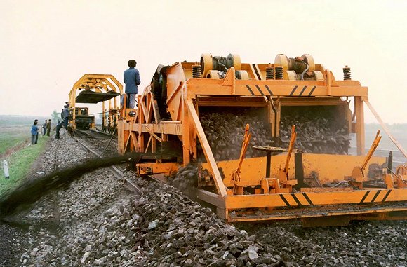 利用自行研制的"大揭盖"式清筛机进行道床清筛