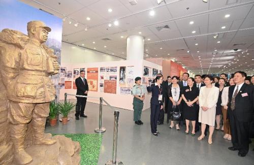 林郑月娥(前排右hg0088如何开户)于典礼后参不都雅展览。图片来源:香港特区当局音信公报