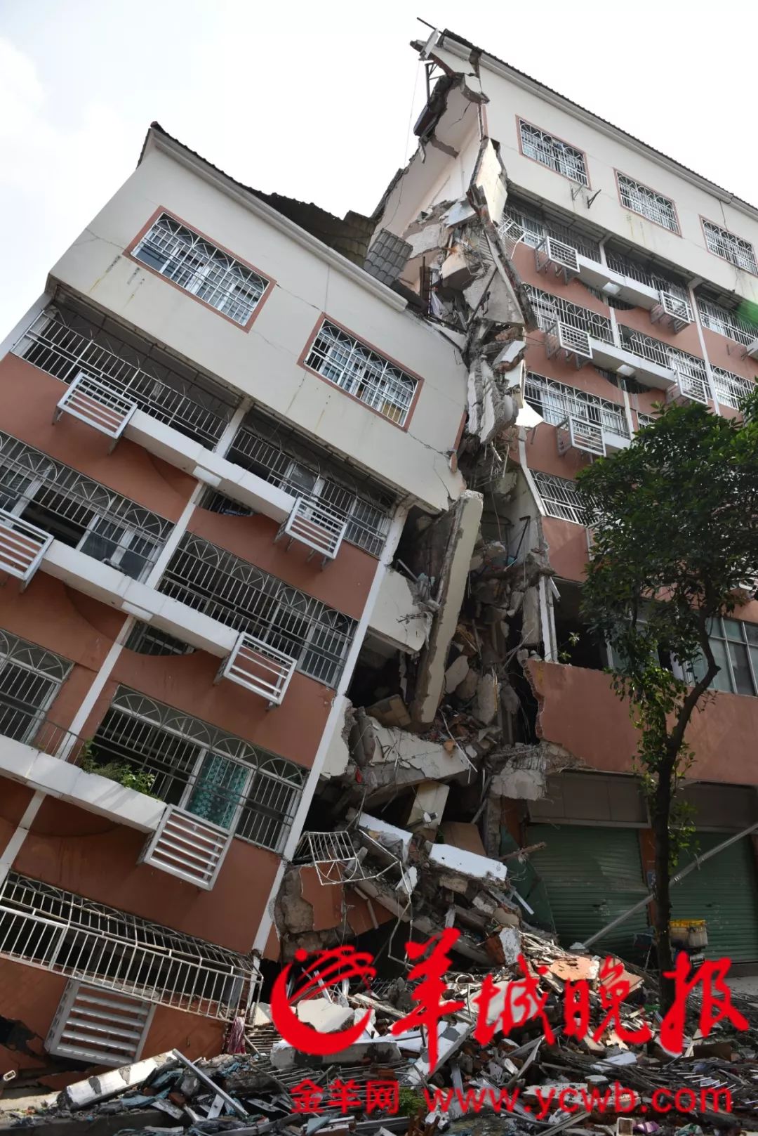 要活命啊深圳罗湖一居民楼突然倾斜倒塌有人未穿衣服就跑