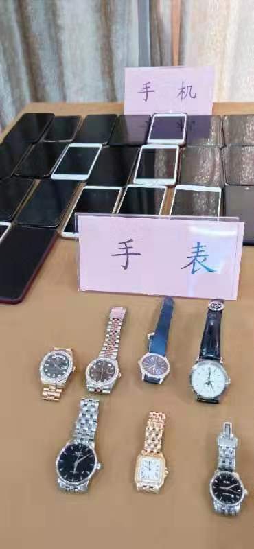 警方扣押的赌博团伙部分作案工具和违法所得。警方供图