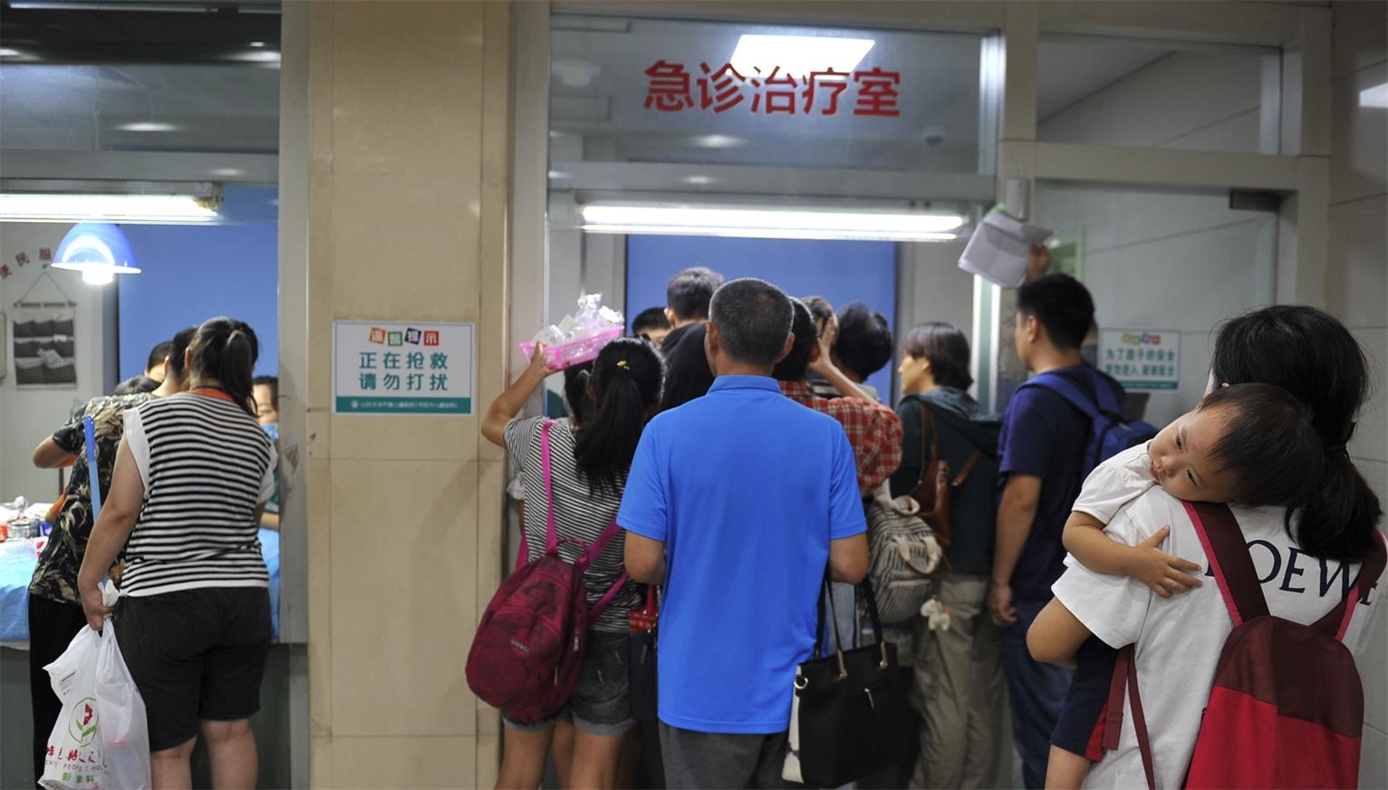 儿童医院深夜急诊室,患儿哭闹家长焦急护士忙得团团转|患儿|急诊室|儿童医院_新浪新闻