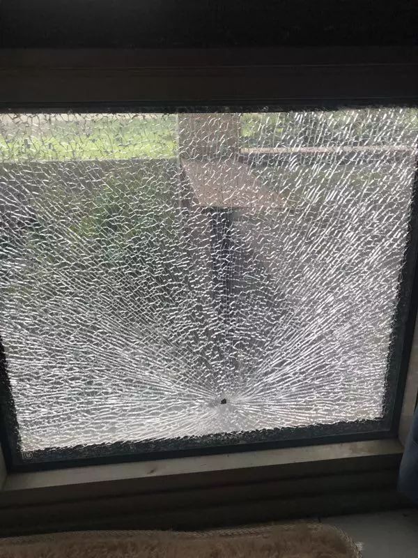 2年11起成都南城都汇小区多名住户家玻璃窗被击裂业主已报警