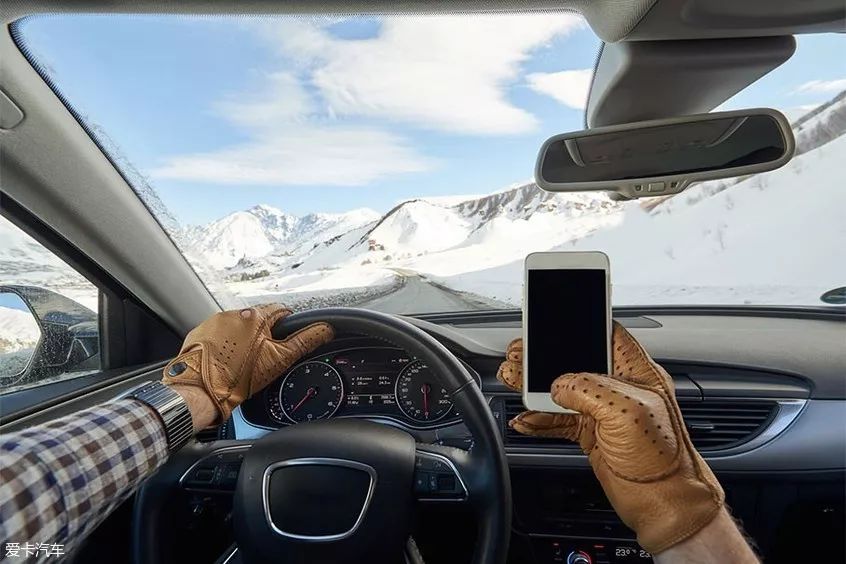 开车玩手机