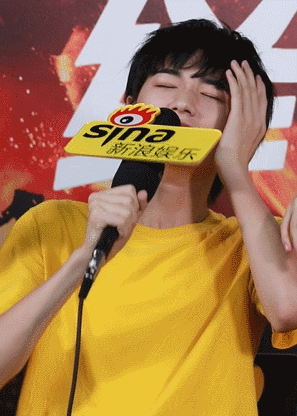 虽然遭到了旁边贺峻霖的无情吐槽:"我想给他剪个鬼畜" 电脑给你,要不