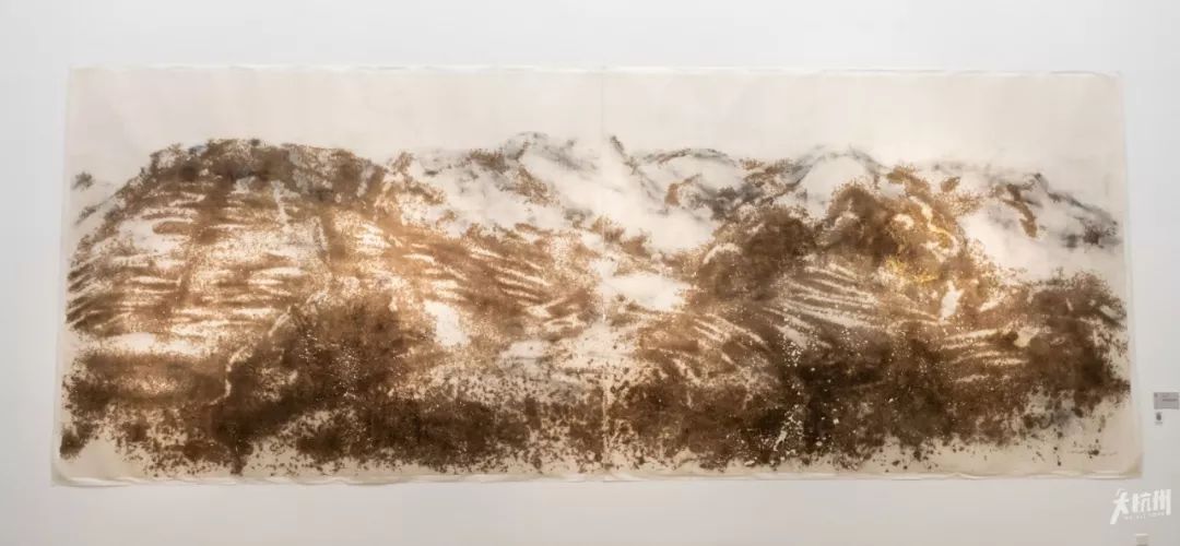 右下角有落款什么?不知道蔡国强?