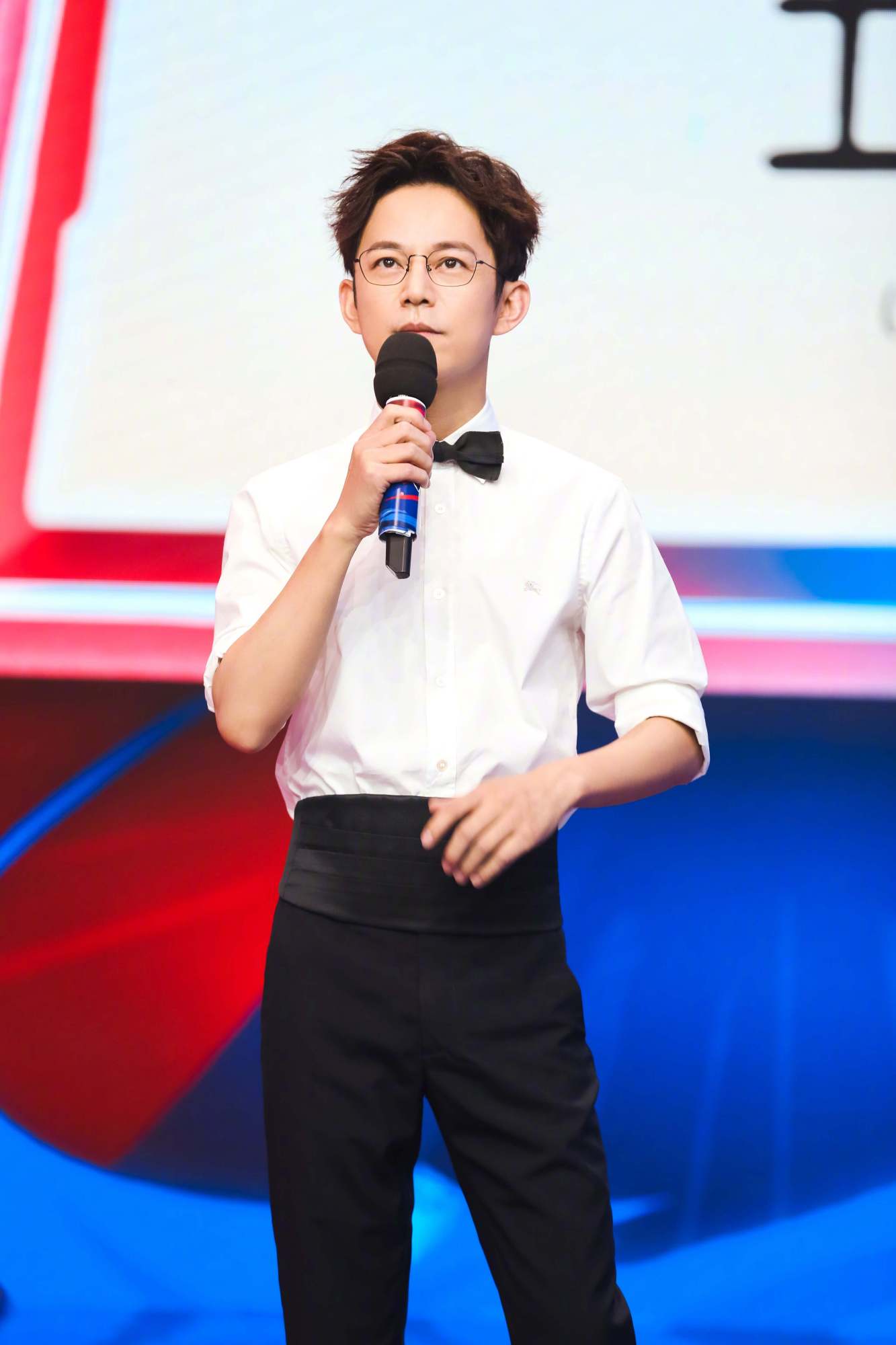 何炅真的不会老吗白衬衫小领结显精致配腰封裤穿出180既视感