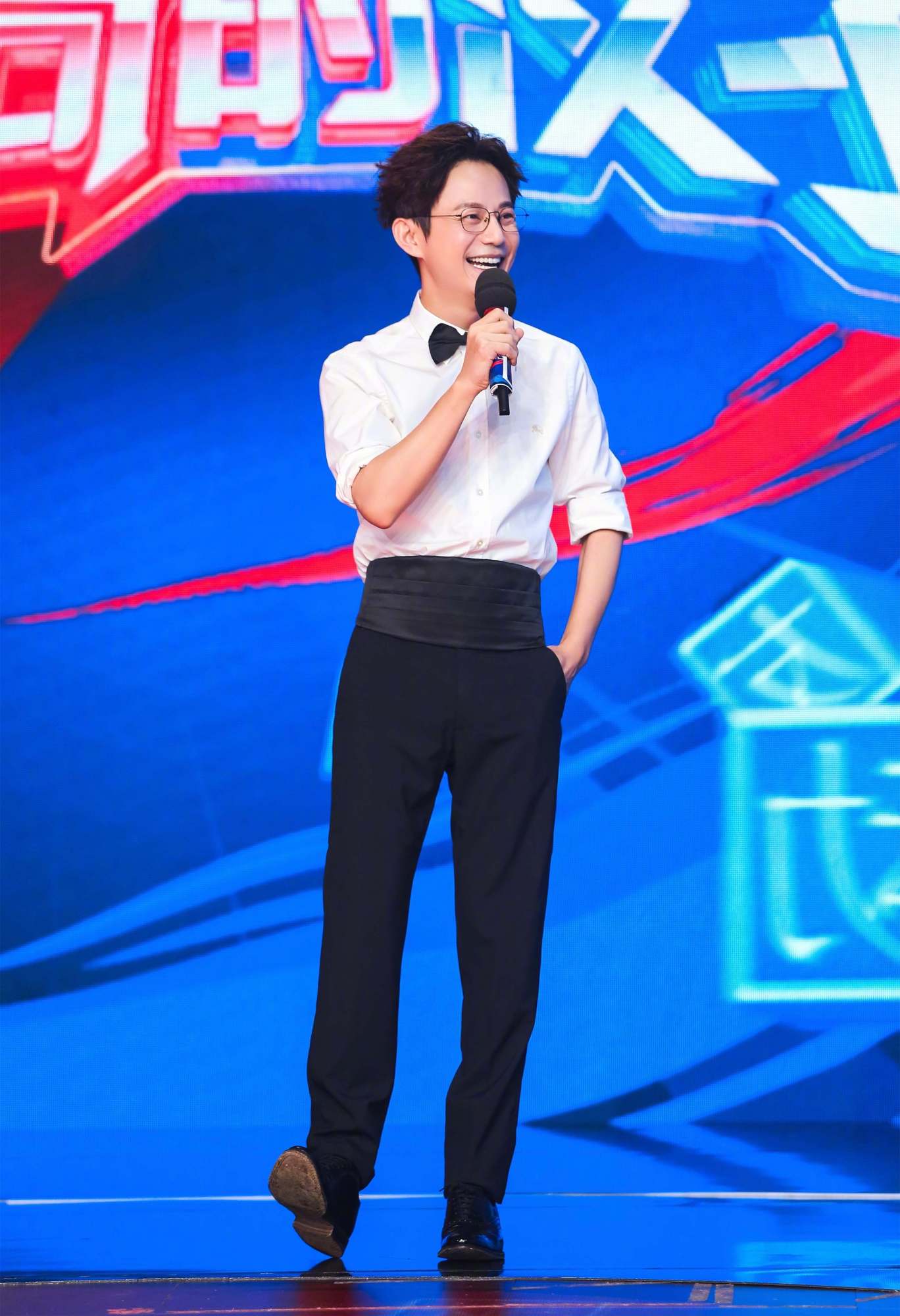 何炅真的不会老吗白衬衫小领结显精致配腰封裤穿出180既视感