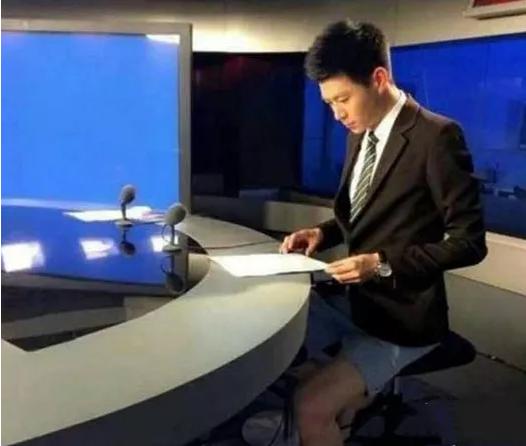 晒出自己工作时的真实照片上半身衣冠楚楚,下半身只有一条裤衩加拖鞋