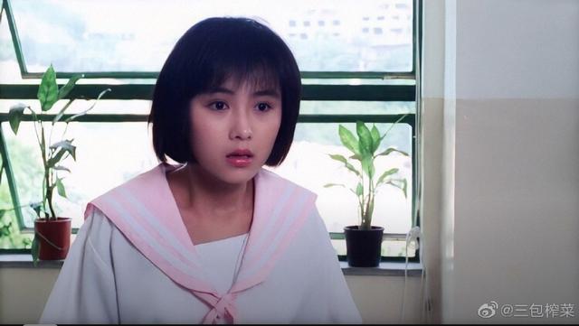 穿上粉白学生装的袁洁莹,瞬间化身甜美灵动的高中生学妹,随意狗啃式的