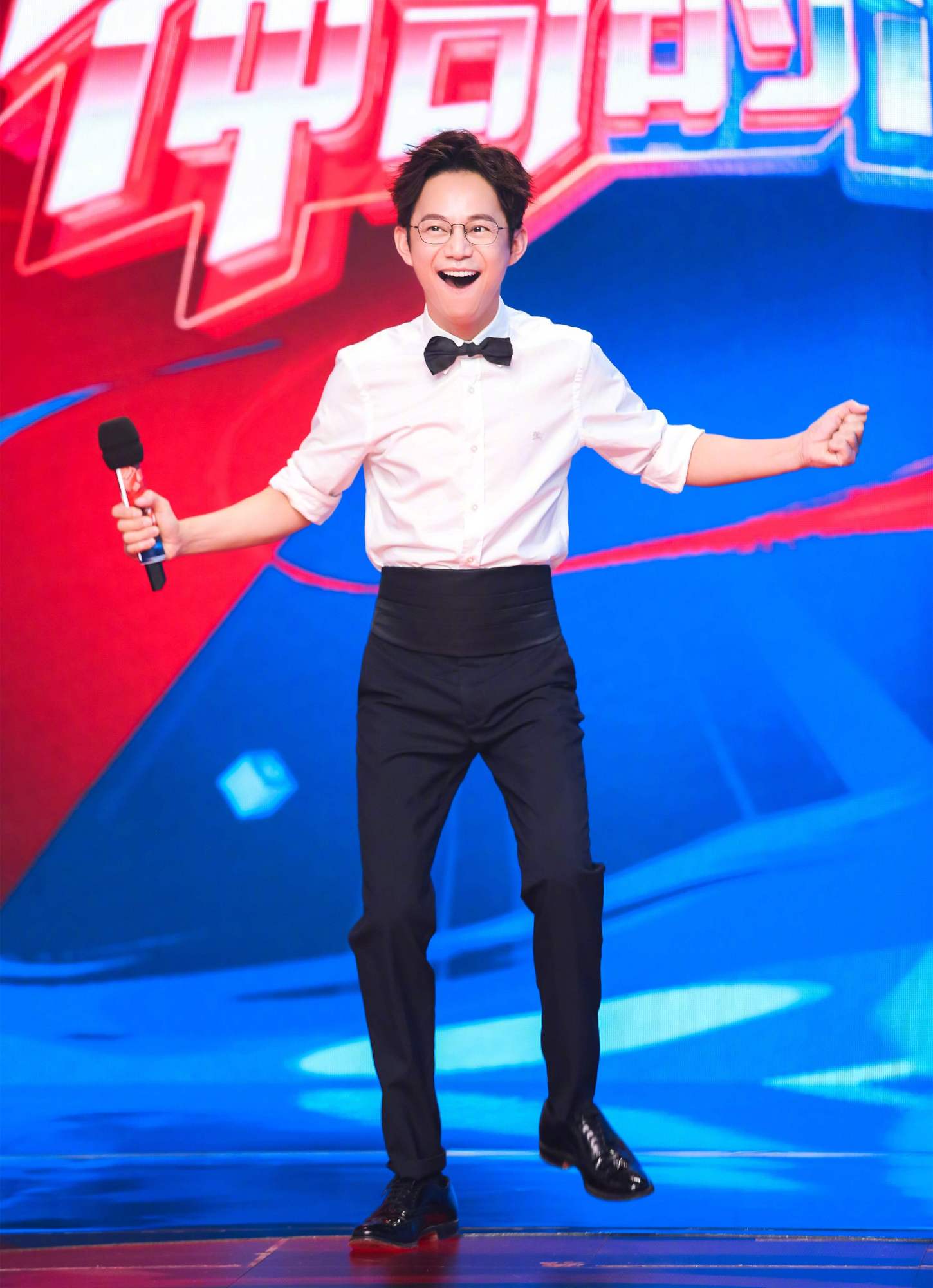 何炅真的不会老吗白衬衫小领结显精致配腰封裤穿出180既视感