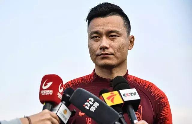 恒大被鹿角逼平,33岁老将被骂惨,里皮不要他球迷称他该退役了