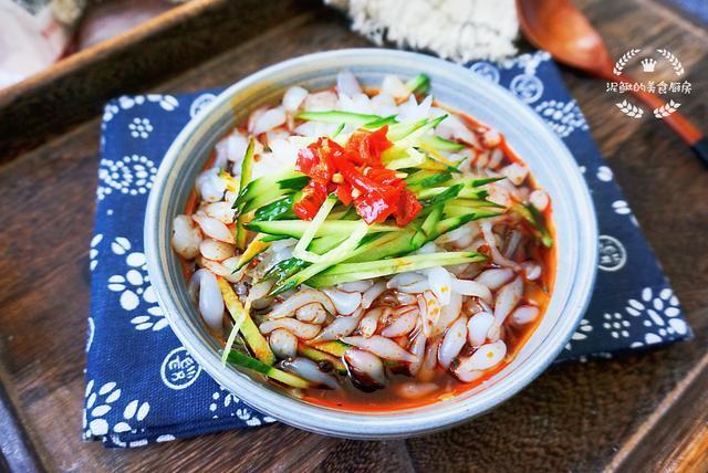 凉粉鱼鱼材料:豌豆淀粉1份,清水8份做法1.