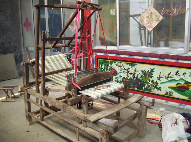 上图所呈现的就是农民们以前使用的纺花车,纺花车主要的功能是可以将