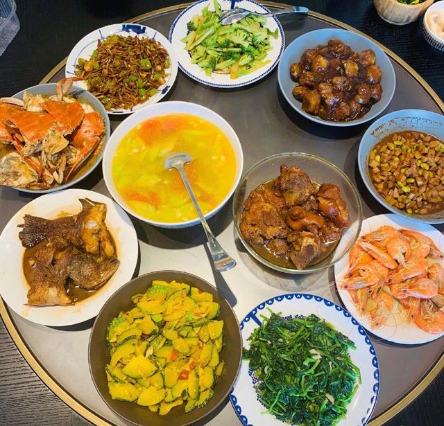 朱丹晒满满一桌绍兴菜网友夸朱妈妈手艺好细节显露朱丹又犯错