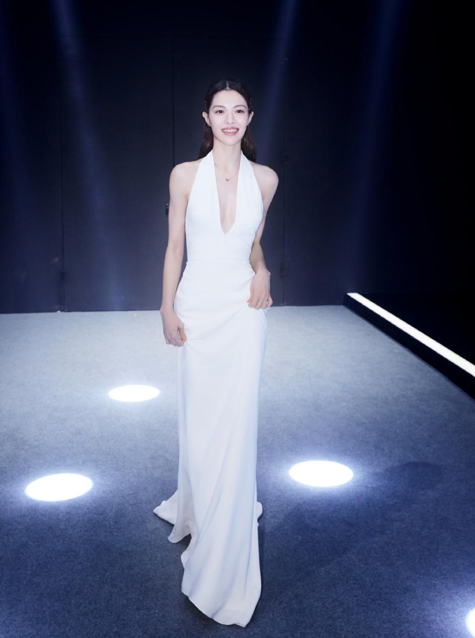 倪妮钟楚曦同穿大v领走红毯一金一粉好惊艳高级脸果然不简单