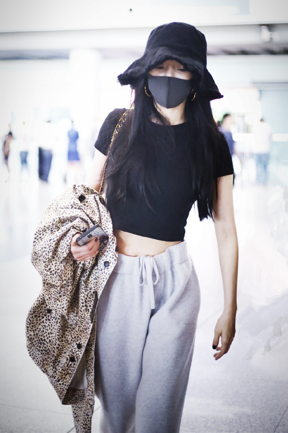 杨幂的腰究竟有多细?连抽绳运动裤都穿不满,搭紧身t恤时髦性感