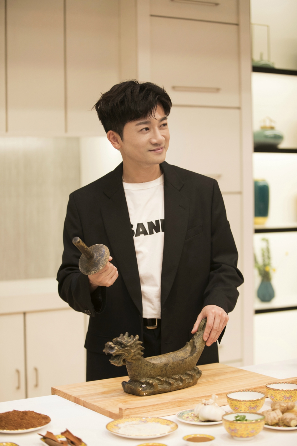 苏有朋穿牛油果绿短t配格子衬戴圆框复古眼镜显潮范儿