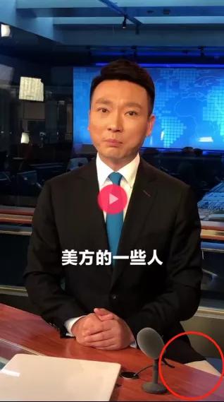 央视主持人康辉穿短裤播新闻画风让人笑喷网友会扣工资吗