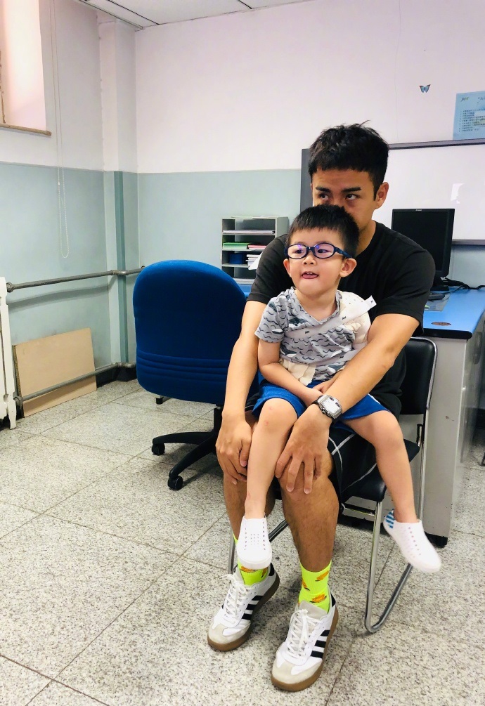 李茂一家三口海边度假:儿子亲吻海豚很可爱,妻子穿短裙身材好