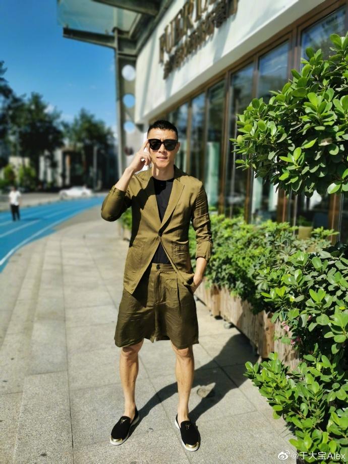 于大宝晒帅气写真照,球迷:退役后当国内第一男模