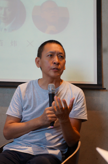 书评人陈以侃从不讨好你的作家突然跟你勾肩搭背这是阅读的销魂之处