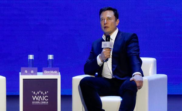 马斯克在2019世界人工智能大会上与马云展开对话。  澎湃新闻记者 赵昀 图
