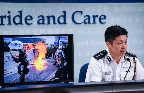 ▲8月28日，香港警方在例行记者会上展示示威者暴力行为的图像证据。（新华社）