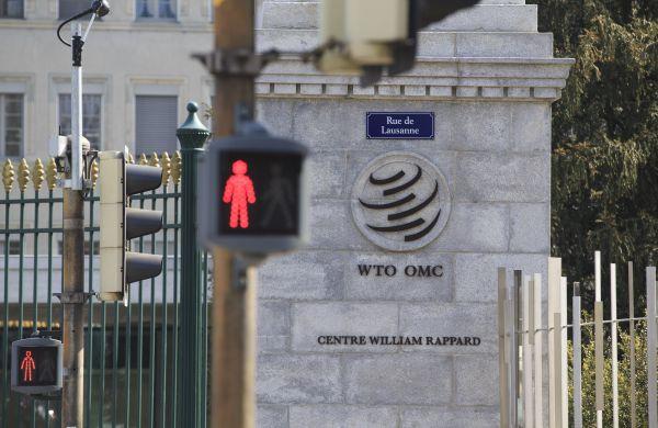 这是4月2日拍摄的位于瑞士日内瓦的世贸组织总部大门上的世贸标志。 （新华社）